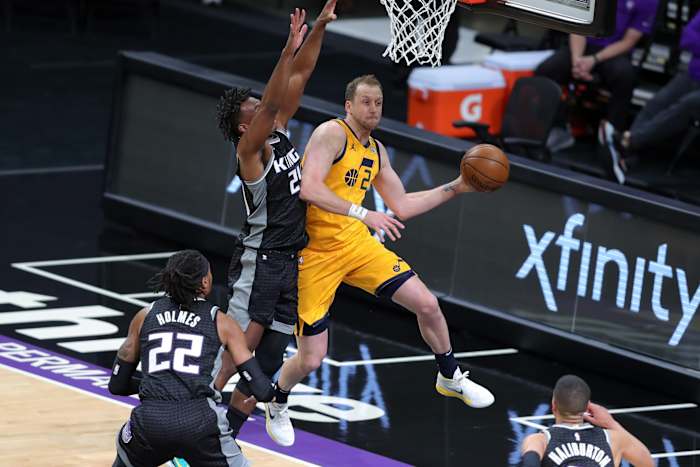 Joe Ingles (2) throws a pass to the corner against the Sacramento Kings